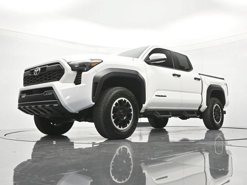 Used 2024 Toyota Tacoma TRD Off-Road AWD/4WD image 36