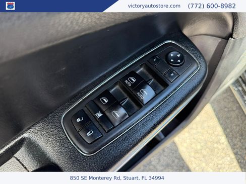 Used 2017 Chrysler 300 Limited AWD/4WD image 17