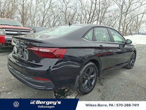 Used 2024 Volkswagen Jetta SE w/ Panoramic Sunroof Package image 4