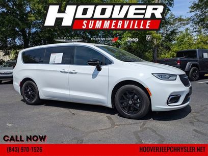 Used 2025 Chrysler Pacifica Select