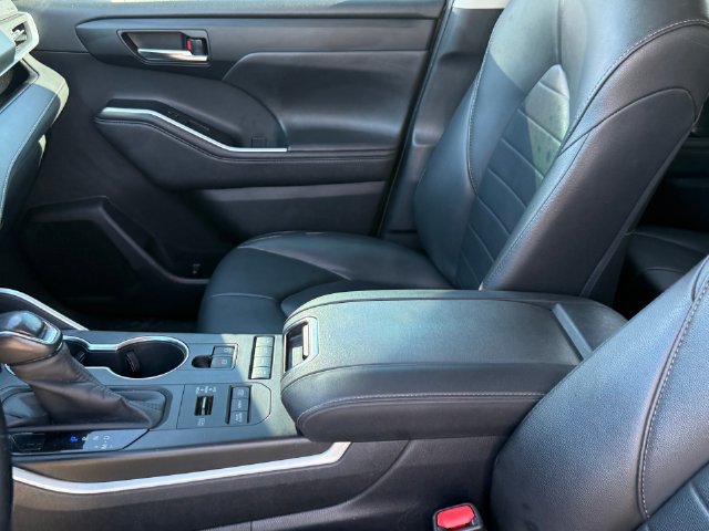 Used 2020 Toyota Highlander XLE AWD/4WD image 13