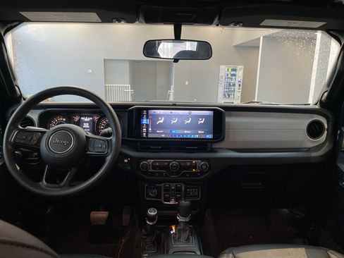 Used 2025 Jeep Gladiator Sport AWD/4WD image 30