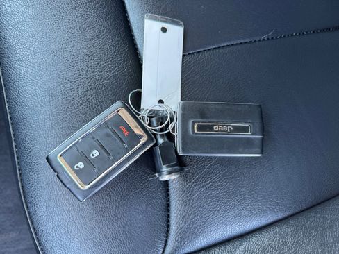 Used 2023 Jeep Grand Cherokee Laredo image 34