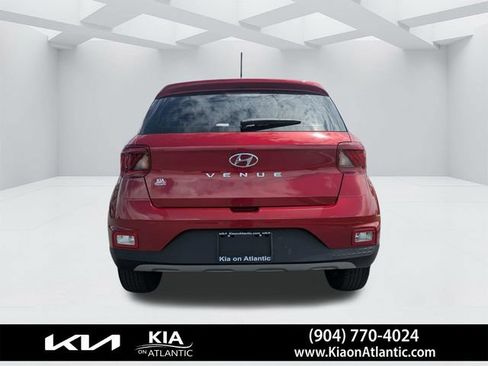 Used 2023 Hyundai Venue Limited w/ Cargo Package FWD image 4