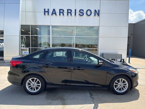 Used 2016 Ford Focus SE w/ SE Cold Weather Package FWD image 4