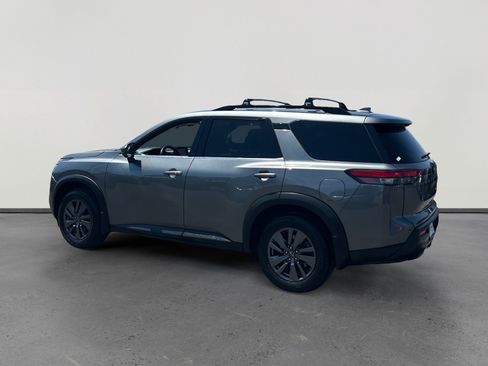 Used 2022 Nissan Pathfinder SV w/ SV Premium Package FWD image 3