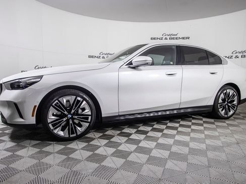Used 2024 BMW 530i w/ Premium Package RWD image 9