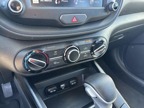 Used 2025 Kia Soul LX w/ LX Technology Package FWD image 32