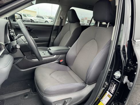 Used 2023 Toyota Highlander LE image 25
