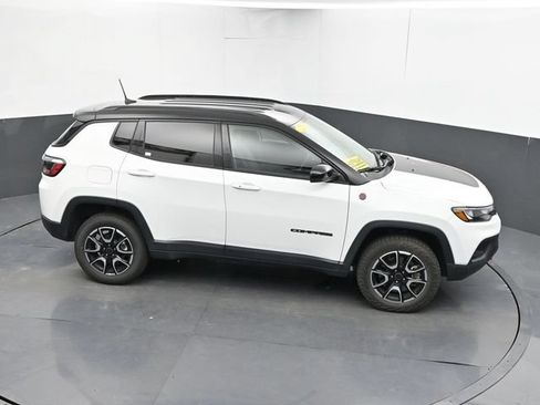 Used 2025 Jeep Compass Trailhawk AWD/4WD image 36
