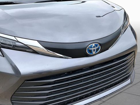 Used 2025 Toyota Sienna LE FWD image 30