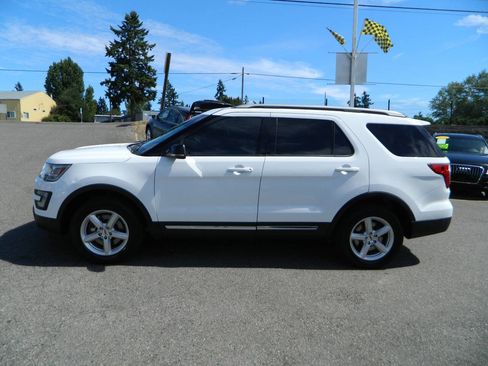 Used 2017 Ford Explorer XLT image 5
