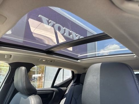 Certified 2025 Volvo XC40 B5 Plus AWD/4WD image 27