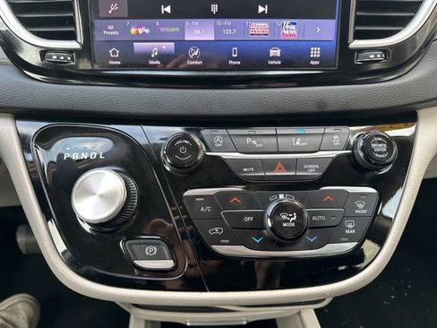 Used 2024 Chrysler Pacifica Touring-L image 30