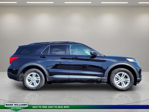 Used 2024 Ford Explorer XLT AWD/4WD image 2