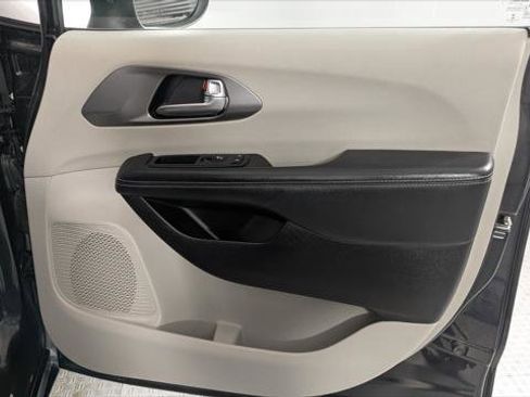 Used 2023 Chrysler Pacifica Touring-L image 22