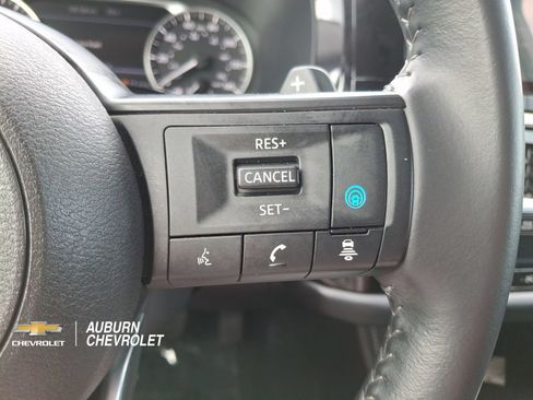 Used 2025 Nissan Pathfinder SV FWD image 15