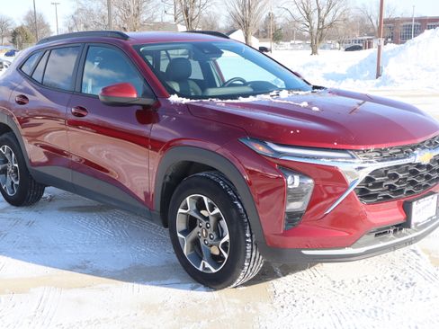 Used 2025 Chevrolet Trax LT w/ LT Convenience Package image 4