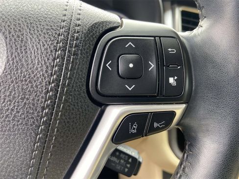 Used 2018 Toyota Highlander XLE image 32