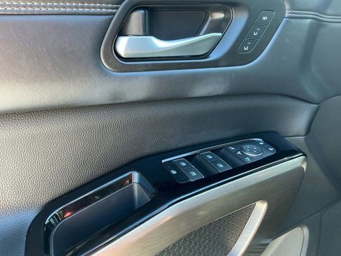 Used 2024 Nissan Pathfinder Platinum image 16