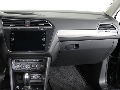 Certified 2021 Volkswagen Tiguan SE w/ Panoramic Sunroof Package image 18