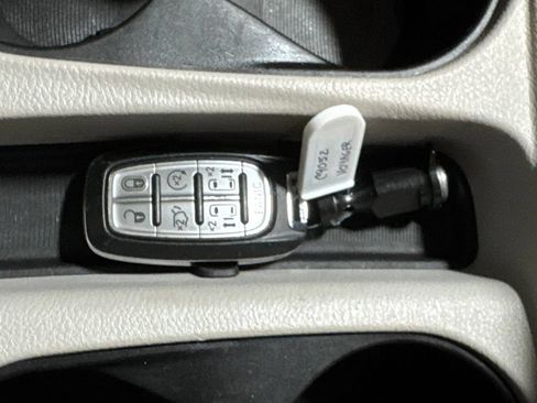 Used 2022 Chrysler Voyager LX FWD image 30