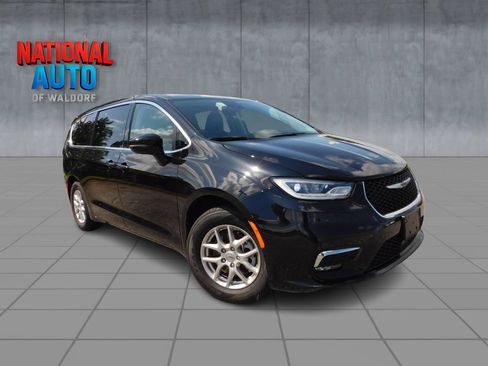 Used 2024 Chrysler Pacifica Touring-L FWD image 1