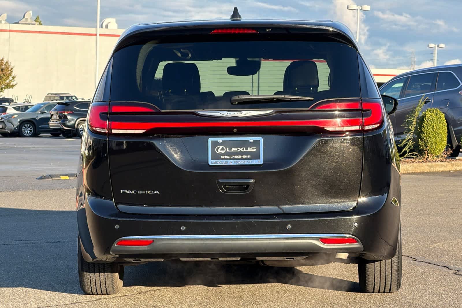 Used 2024 Chrysler Pacifica Touring-L FWD image 8