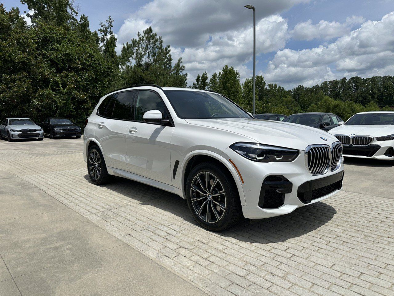 Used 2023 BMW X5 xDrive40i w/ M Sport Package AWD/4WD image 15