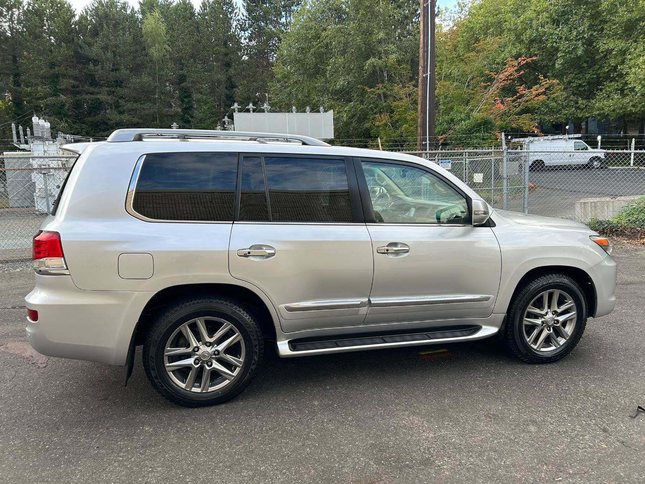 Used 2013 Lexus LX 570 4WD w/ Luxury Pkg image 4
