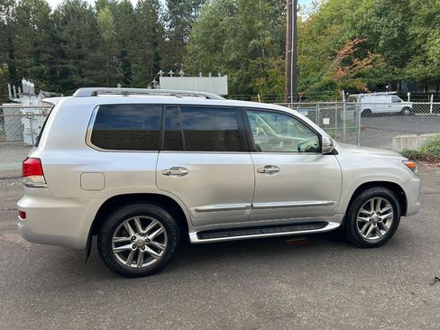Used 2013 Lexus LX 570 4WD w/ Luxury Pkg image 4