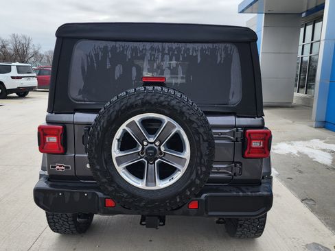 Used 2018 Jeep Wrangler Unlimited Sahara image 4