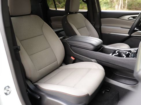 Used 2025 Chevrolet Traverse LT w/ Driver Confidence Package FWD image 33