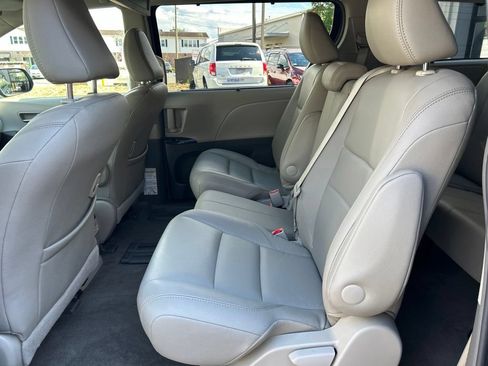 Used 2017 Toyota Sienna XLE Premium FWD image 32