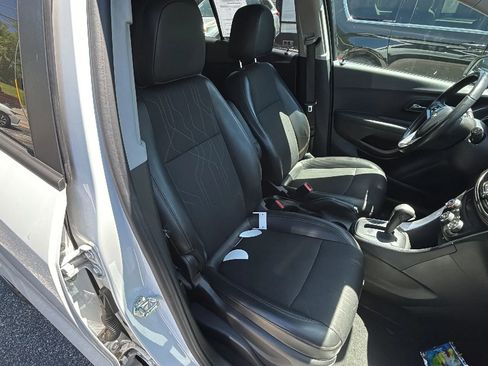 Used 2021 Chevrolet Trax LT w/ LT Convenience Package FWD image 15