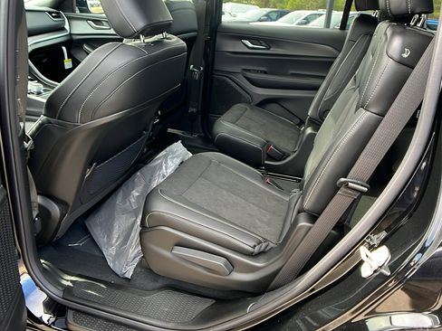 New 2025 Jeep Grand Cherokee L Laredo image 18