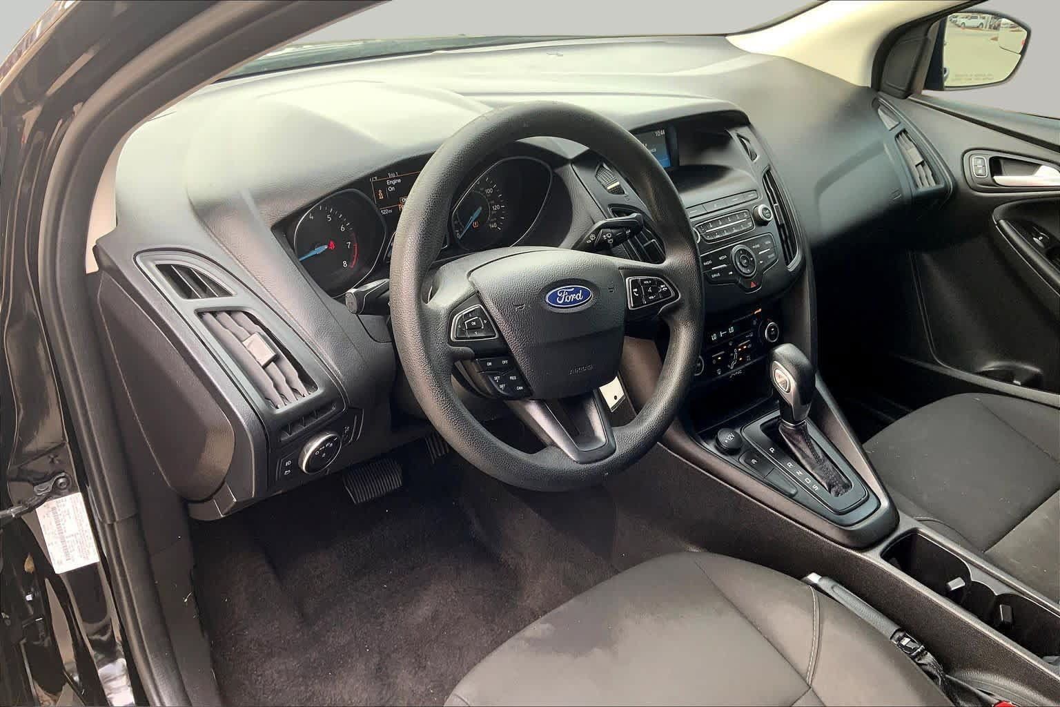 Used 2018 Ford Focus SE w/ SE Appearance Package FWD image 18