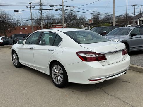 Used 2017 Honda Accord EX image 8
