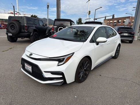 Used 2023 Toyota Corolla SE w/ SE Premium Package image 3