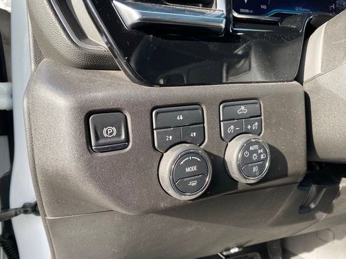 Used 2025 Chevrolet Silverado 2500 LT w/ Convenience Package AWD/4WD image 17