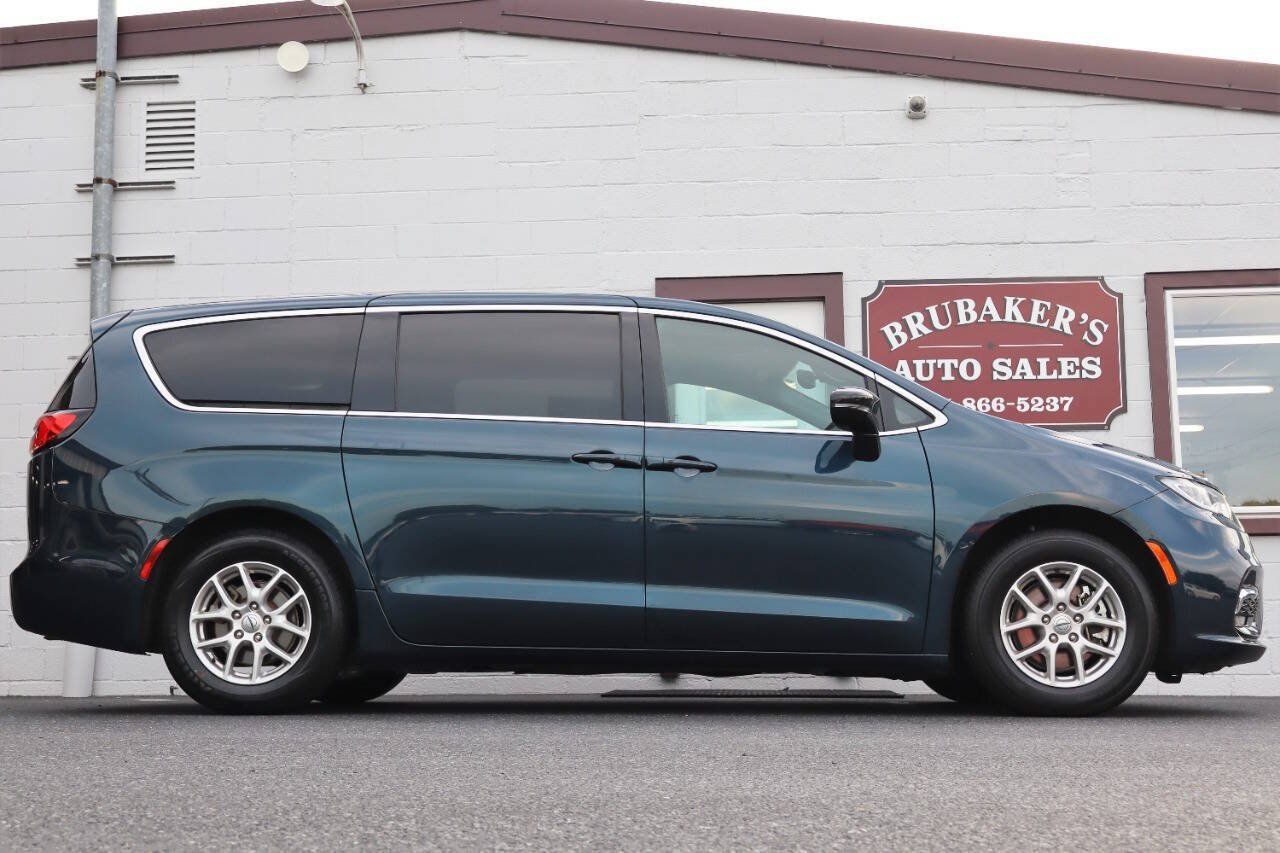 Used 2025 Chrysler Pacifica Select FWD image 7