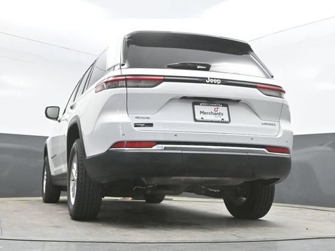 Used 2022 Jeep Grand Cherokee Laredo AWD/4WD image 44