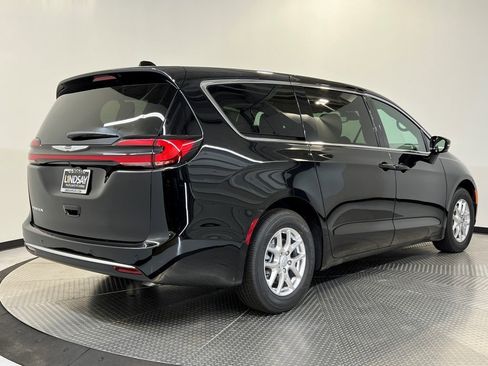 New 2026 Chrysler Pacifica Select image 3