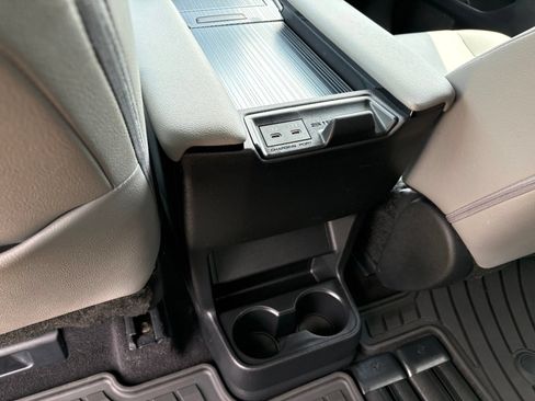 Used 2025 Toyota Sienna XLE FWD image 32