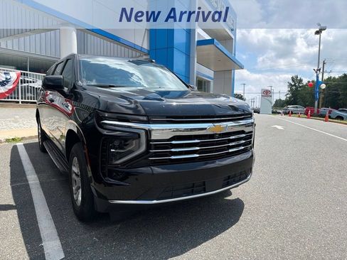 Used 2025 Chevrolet Suburban LT AWD/4WD image 2