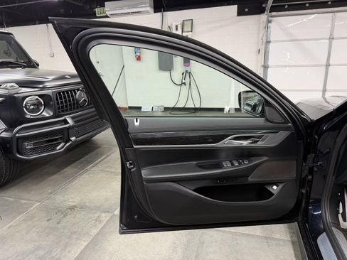 Used 2021 BMW 740i w/ M Sport Package image 21