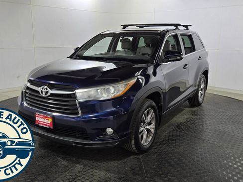 Used 2016 Toyota Highlander Plus w/ Four Season Floor Mat Package image 3