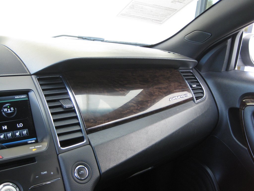 Used 2015 Ford Taurus Limited FWD image 18