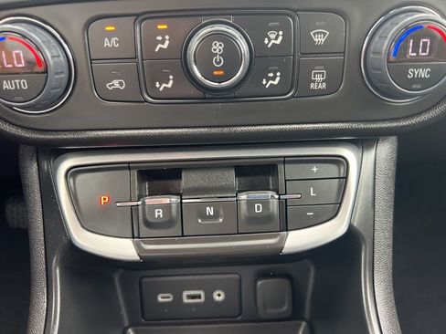 Used 2023 GMC Terrain SLE w/ Driver Convenience Package image 19