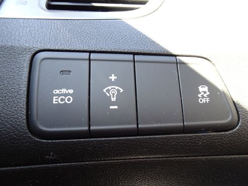 Used 2015 Hyundai Elantra Limited FWD image 24